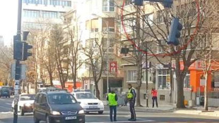 Вятър събори светофар, този път в Бургас
