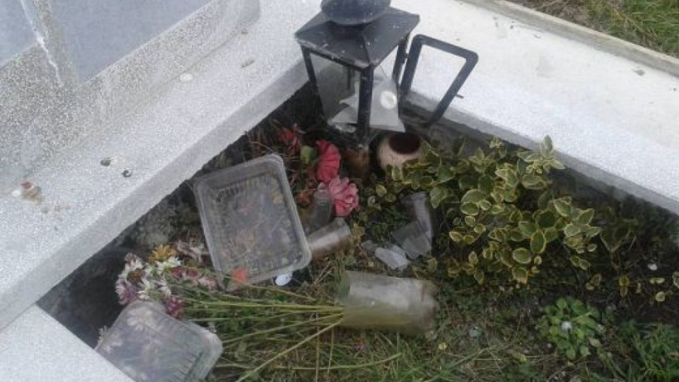 Вандалско посегателство срещу гробища | StandartNews.com