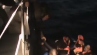 Турски медии: Гръцката брегова охрана пука нарочно лодки с бежанци