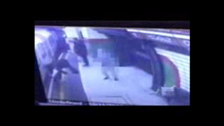 Старец блъсна мюсюлманка под влак, тя се спаси (ВИДЕО)