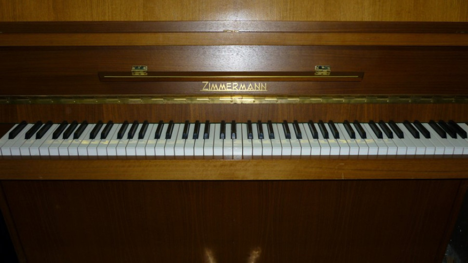 Показват над 100-годишно пиано в музейна изложба от дарения | StandartNews.com