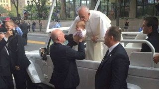 Папата излекувал бебе с целувка