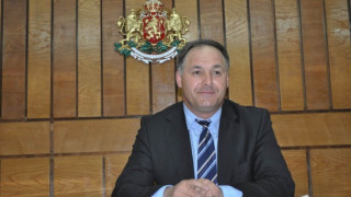 Депутат сади дръвчета в училищата в Исперих