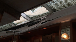Падна покрива на „Шератон", по чудо няма ранени