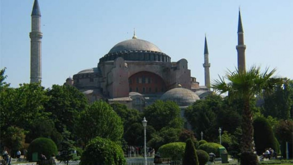 Русия иска Истанбул да върне "Света София" на християните | StandartNews.com