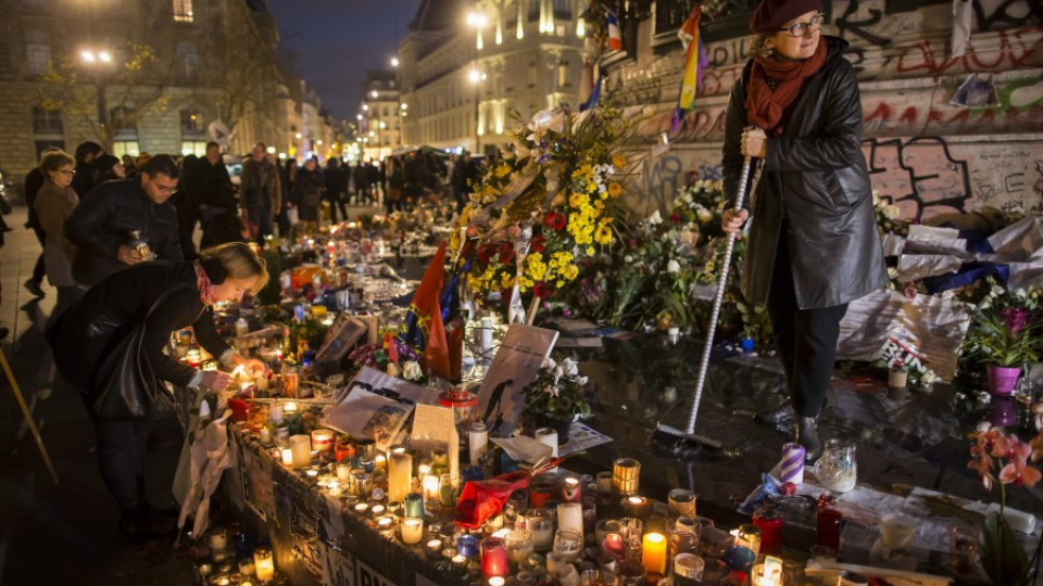 Възпоменателна церемония за жертвите в Париж | StandartNews.com