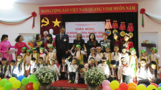 Попова с лекция пред студенти във Виетнам