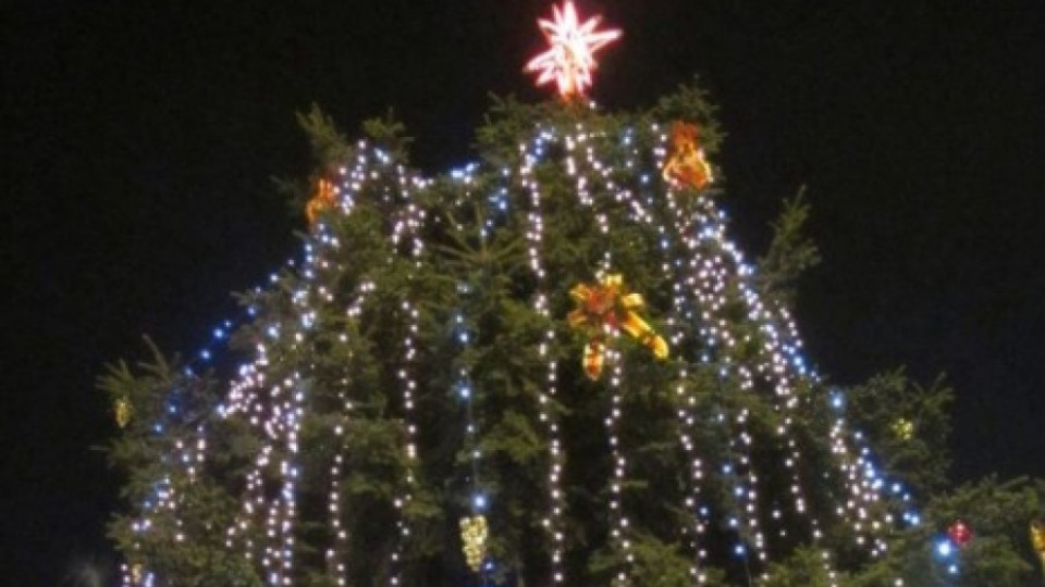 60 хил. лампички грейват в Разград за Коледа | StandartNews.com