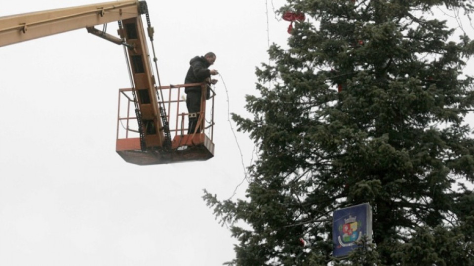 София се готви за празниците, украсяват елхата на „Алабин" | StandartNews.com