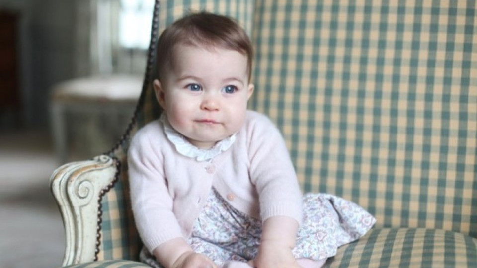 Дворецът "Кенсингтън" пусна снимки на малката Шарлот | StandartNews.com