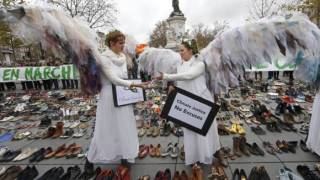 Хиляди обувки на Площада на Републиката в Париж 