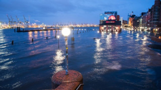 Хамбург остана под вода след мощна буря