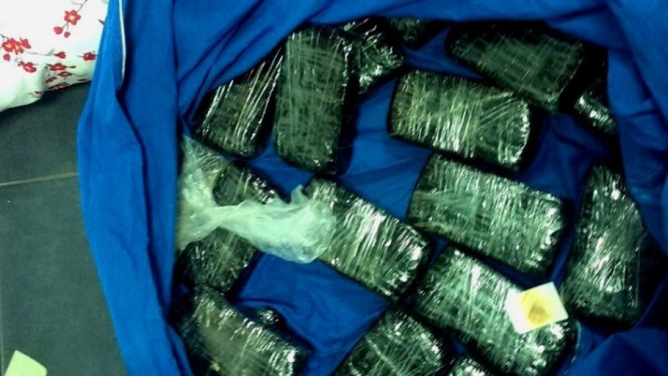 Дете спи върху хероинова възглавница за милион лева  | StandartNews.com
