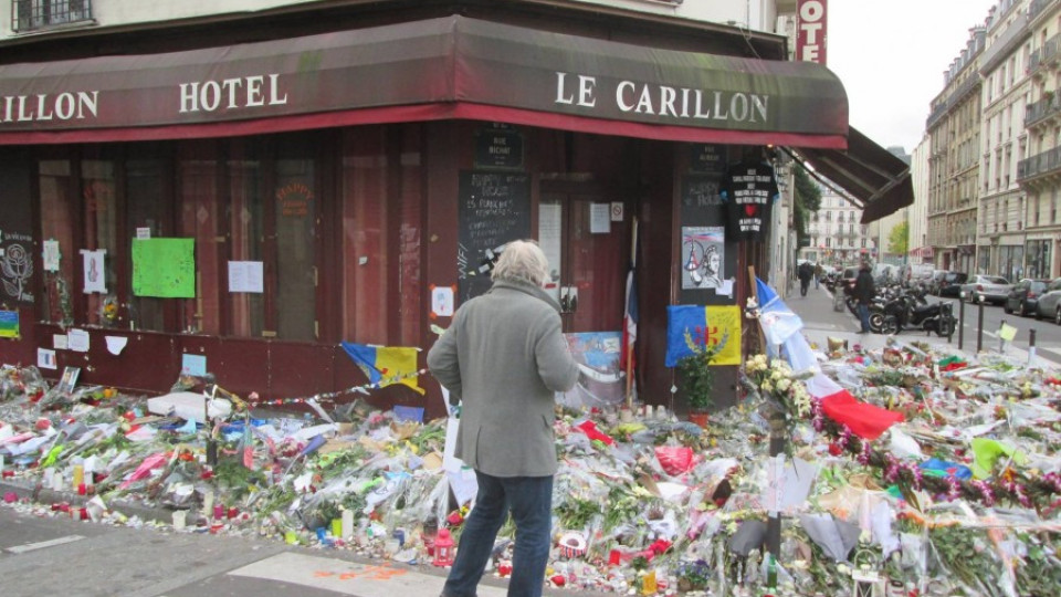 Селфи с раните на Париж | StandartNews.com
