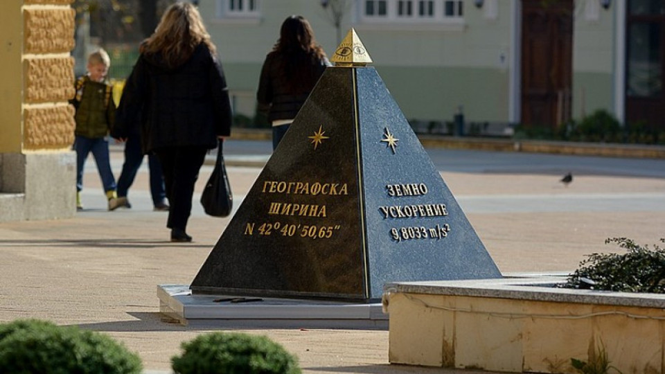 Пирамидата до община Сливен е законна | StandartNews.com