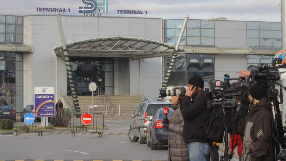 Арменци докарали от Турция буса на летището | StandartNews.com