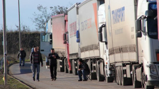 Трети ден опашки от камиони на Дунав мост