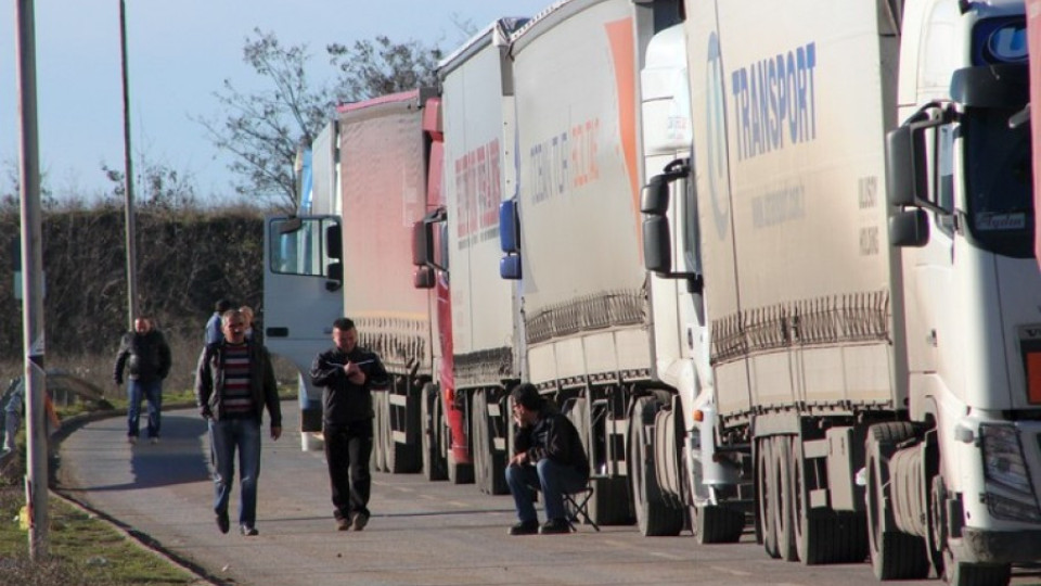 Трети ден опашки от камиони на Дунав мост | StandartNews.com
