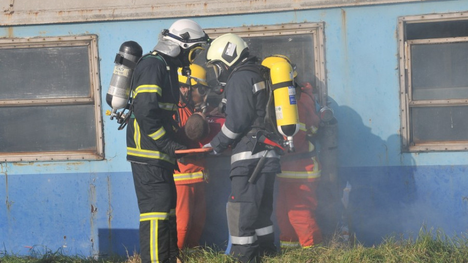 Доброволци спасиха пътници от горящ влак | StandartNews.com
