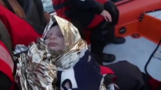 Спасиха новородено от потъваща лодка с мигранти (ВИДЕО)