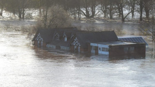 Хиляди евакуирани след потопа в Англия