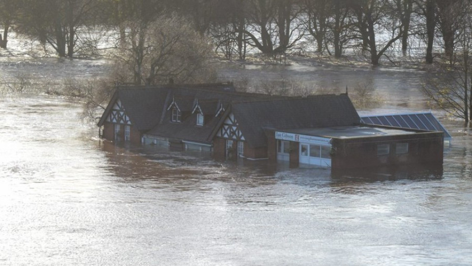 Хиляди евакуирани след потопа в Англия | StandartNews.com