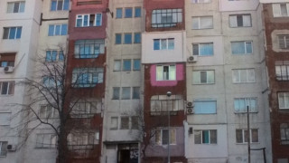 За да спасят блок в центъра на Добрич, може да махнат терасите му