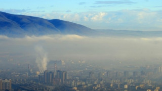 Мъглата сгъсти въздуха над Перник