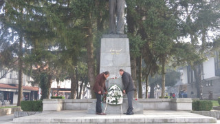 Банскалии се поклониха пред делото на Вапцаров