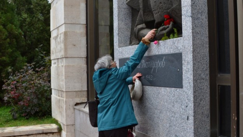 С цветя отрупаха барелефа на Вапцаров в Благоевград | StandartNews.com
