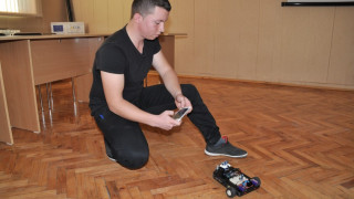 Български ученик изобрети робот за откриване на бомби и хора
