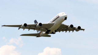 Самолет кацна извънредно в Канада заради бомбена заплаха