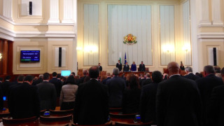 Последно сбогом на Димитър Попов, парламентът отдаде почит
