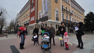 Общински съветник поведе протеста на майките в Хасково