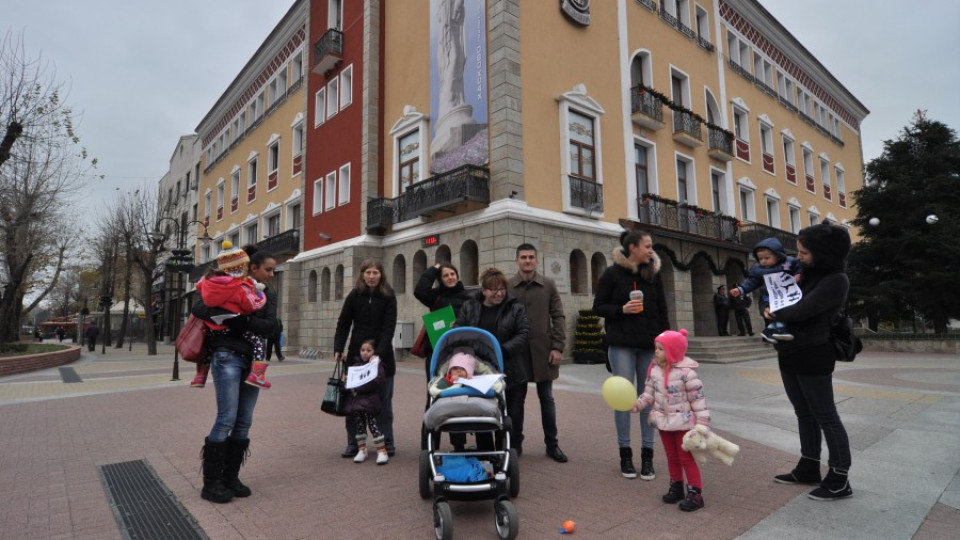 Общински съветник поведе протеста на майките в Хасково | StandartNews.com