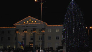 Кметът Хасан Азис и децата на Кърджали запалиха 24-метровата коледна елха