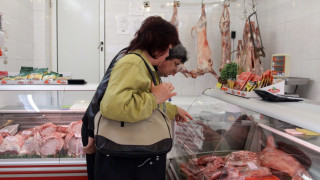 Данъчни пред мандри и колбасарски заводи