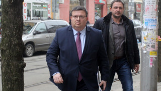 Цацаров атакува в КС правомощия на адвокатурата