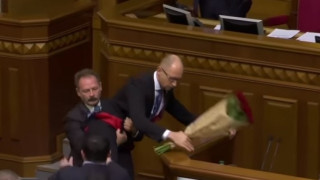 Масов бой в украинския парламент (ВИДЕО)