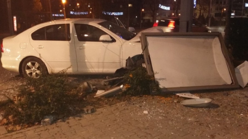 Кола се заби в стълб в центъра на София | StandartNews.com