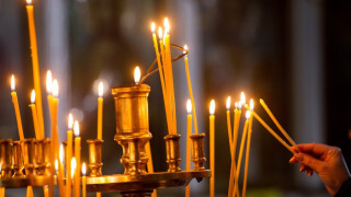 Преди Коледа: Църковните свещи поскъпват двойно