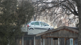 Жена паркира на покрива на гараж 