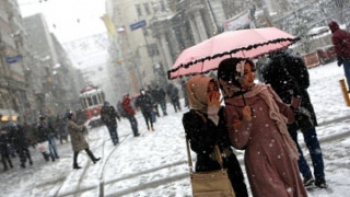 Студ скова източна Турция, минус 19 градуса в Анталия