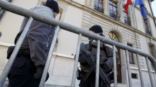 Мъж, крещейки за ИД, намушка човек в Париж
