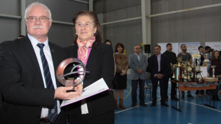 Ректорът на НСА получи трофея на МОК