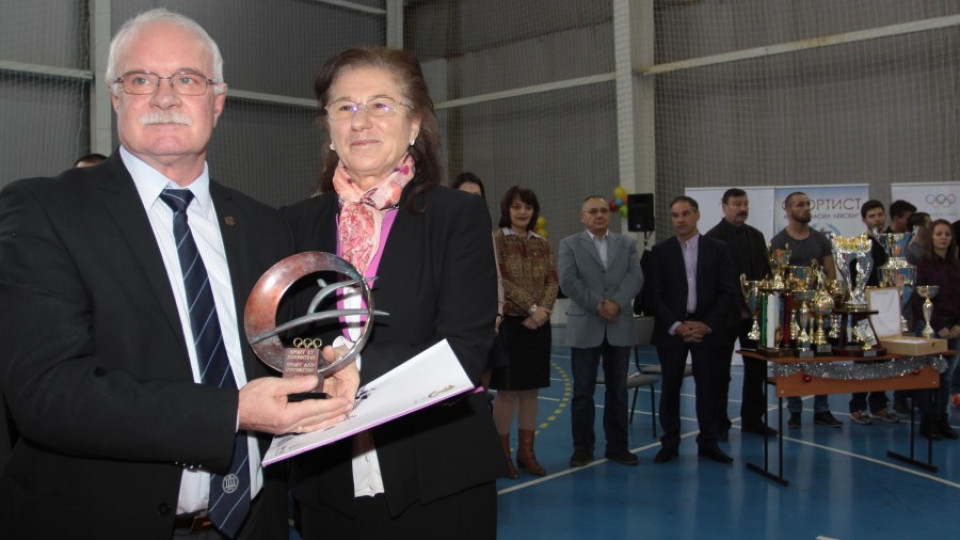 Ректорът на НСА получи трофея на МОК | StandartNews.com