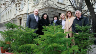 Кралев подкрепи инициативата „Купи жива елхичка, помогни на дете" 