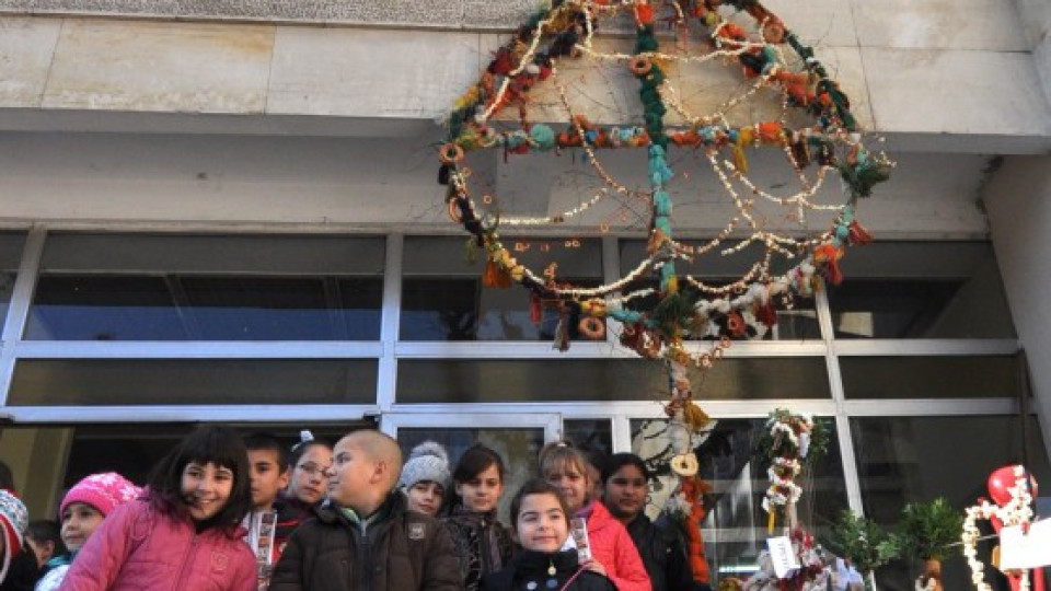 Хасково посреща празниците с 8-метрова сурвачка гигант  | StandartNews.com