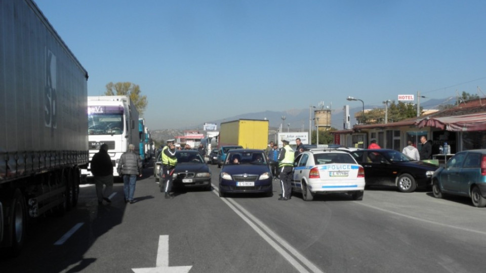 Тираджии изкараха по 15 часа край границата с Гърция | StandartNews.com