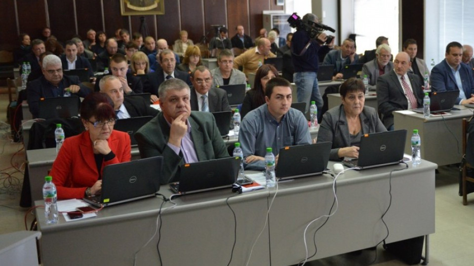Общинските съветници в Сливен намалиха заплатите си | StandartNews.com